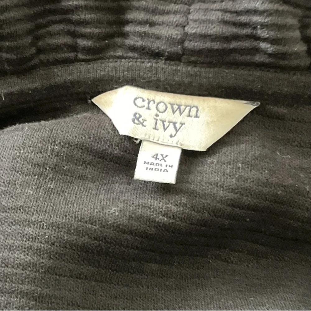 Crown & Ivy Ruffled Collar Top. Black. Size 4x. Sleeveless - Picture 3 of 3